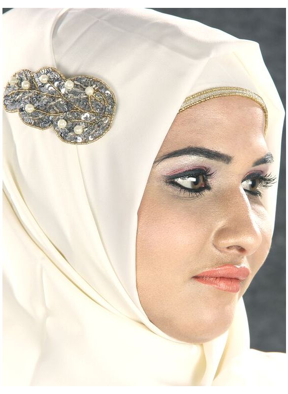 Shahnoor_Hand_Embroidered_Off_White_Kaftan_Hijab_IslamicShop.in